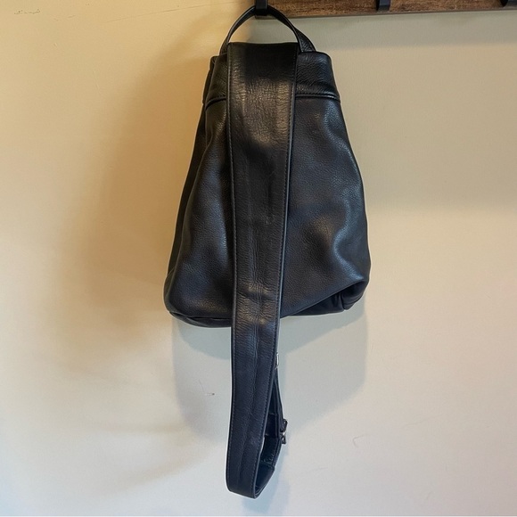 Telluride's Hell Bent single shoulder black leather backpack - Picture 2 of 7